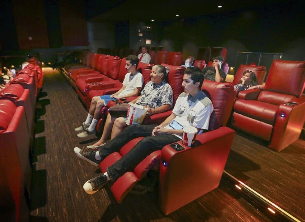 Maya Cinemas Bakersfield 16 gallery image 5